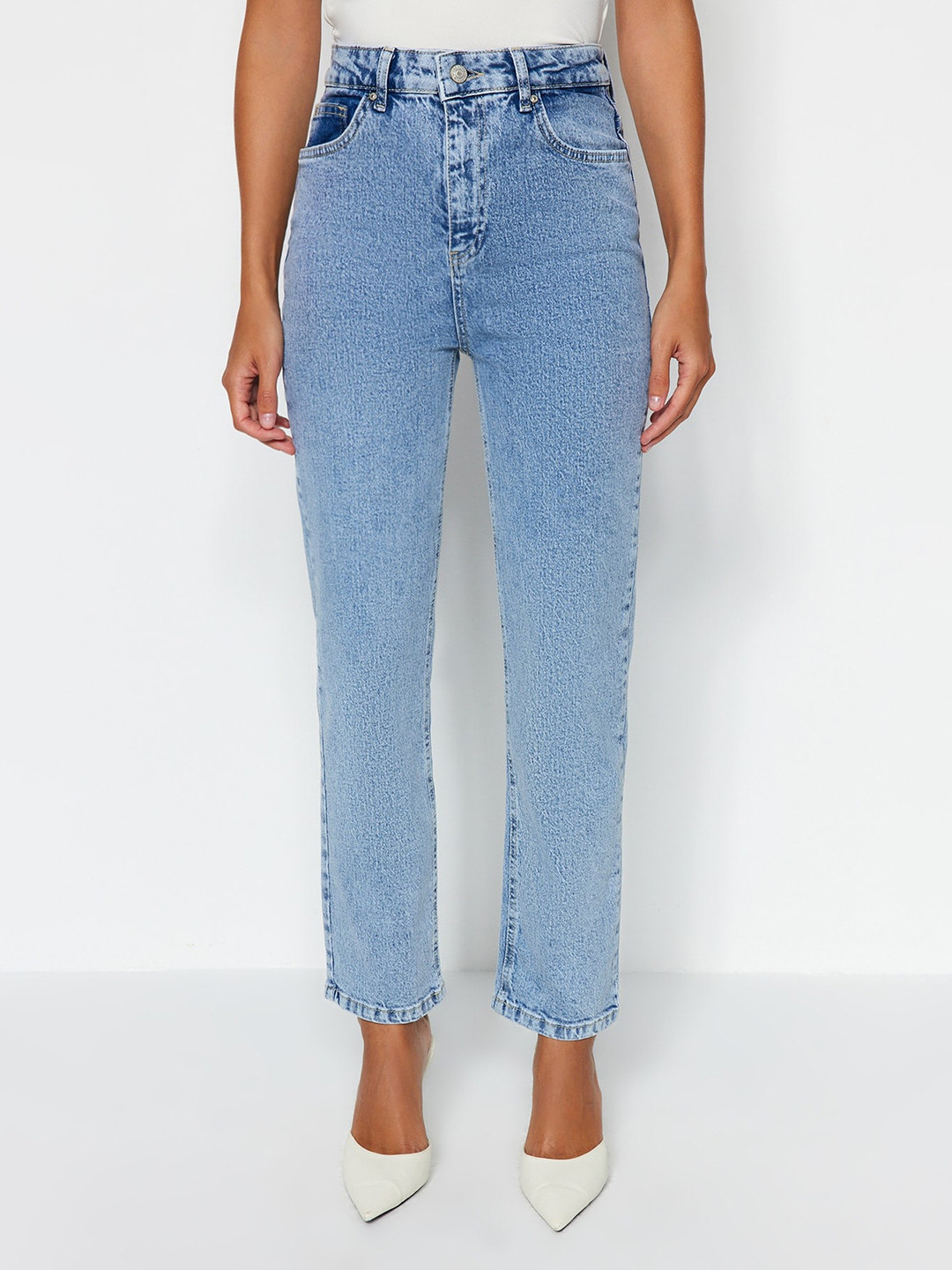 

Trendyol Women Mid-Raise Regular Fit Clean Look Light Fade Stretchable Casual Jeans, Blue