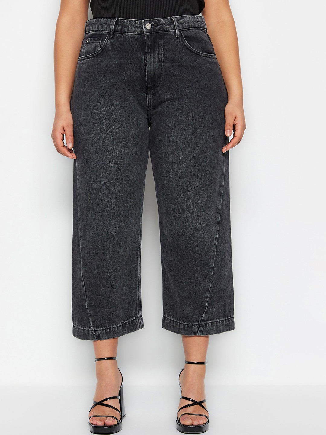 

Trendyol Women Plus Size Mid-Rise Clean Look Cotton Cropped Jeans, Grey