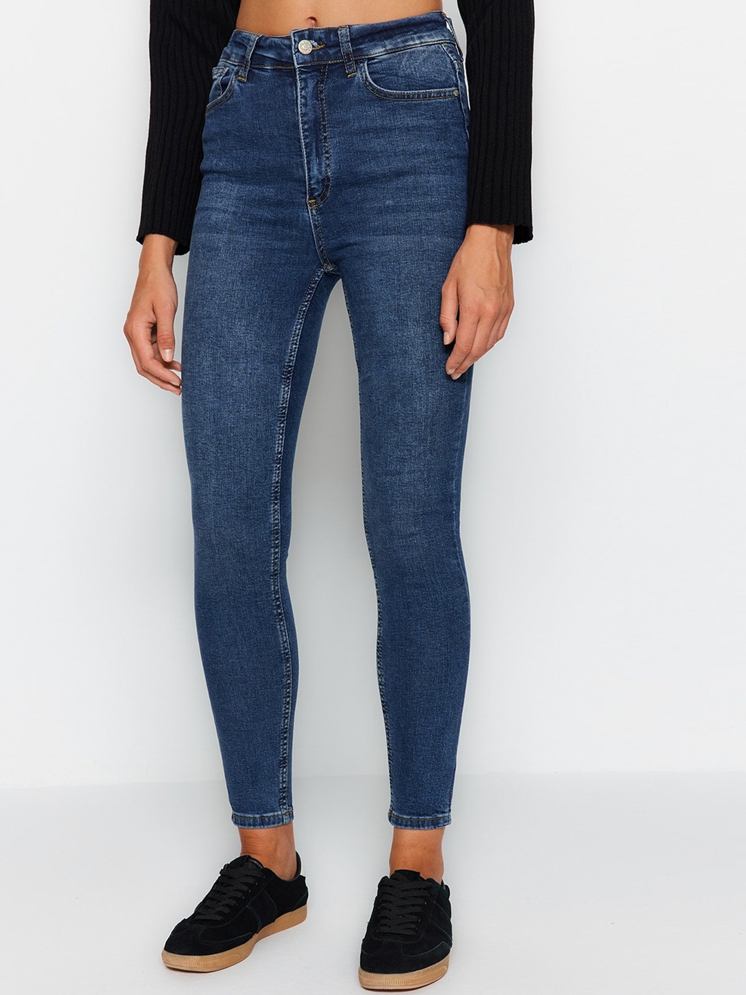 

Trendyol Women Mid Rise Light Fade Stretchable Jeans, Navy blue
