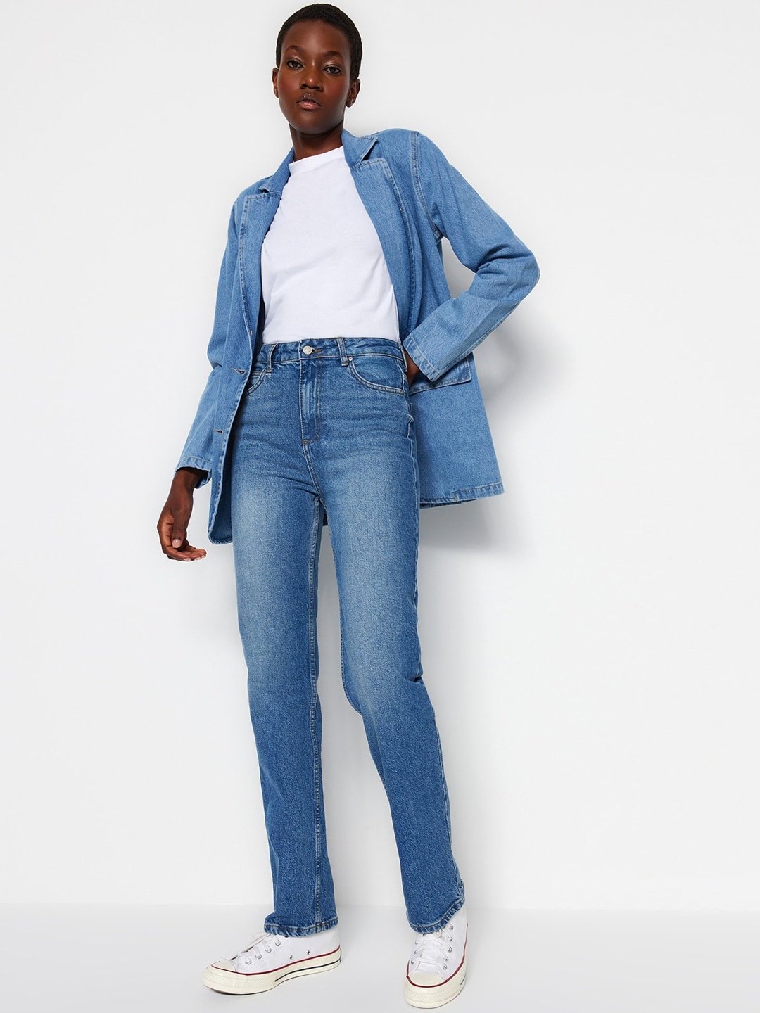 

Trendyol Women Mid-Raise Clean Look Regular Fit Light Fade Stretchable Jeans, Na