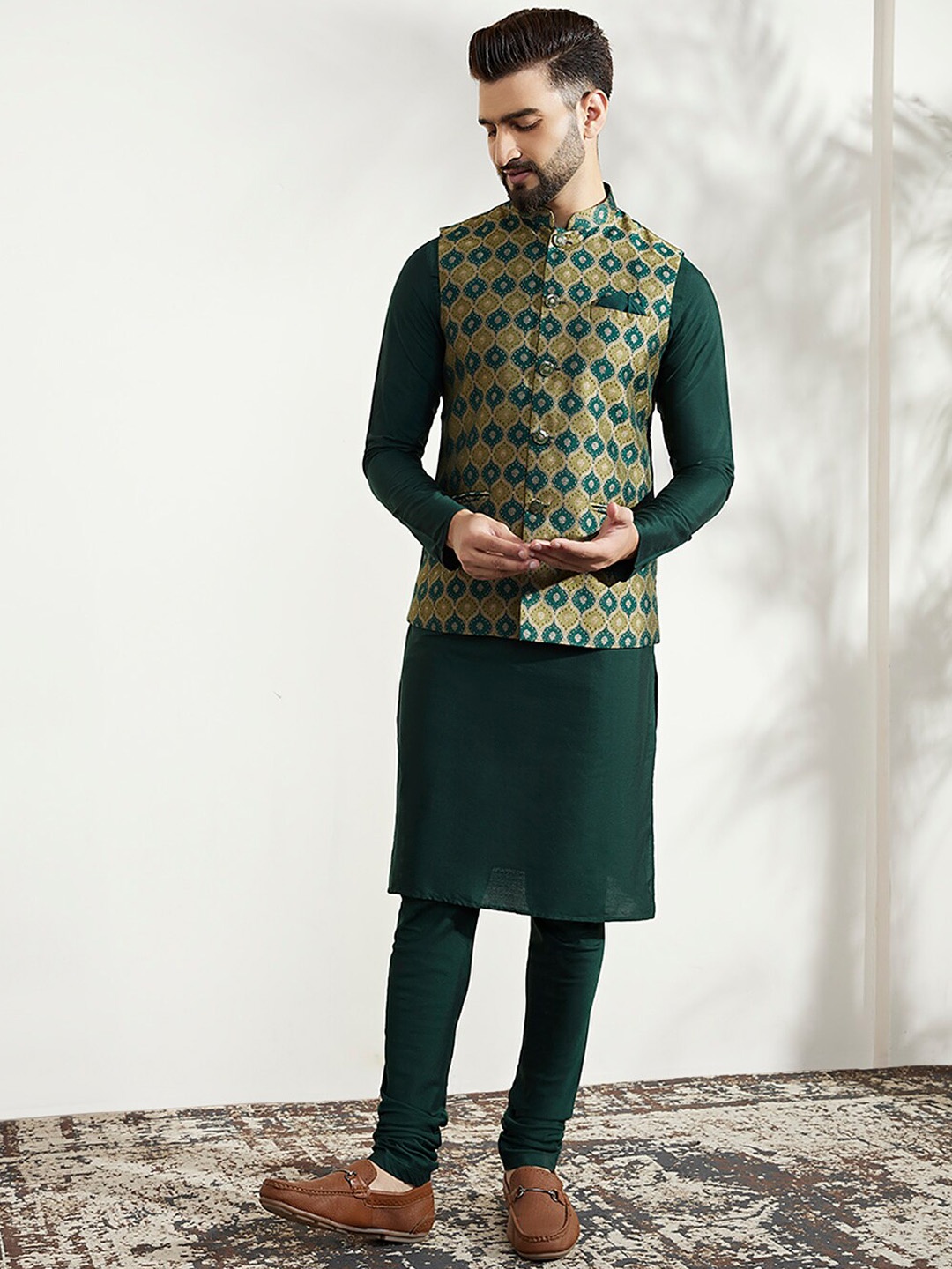 

KISAH Men Mandarin Collar Long Sleeves Kurta With Churidar & Nehru Jacket, Green