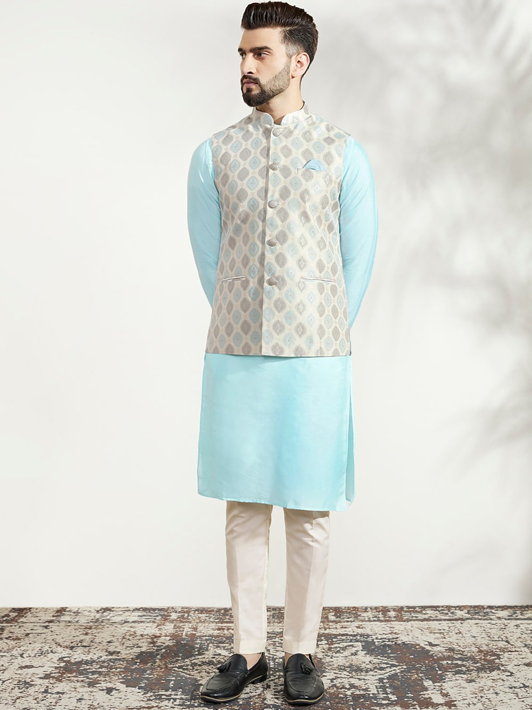 

KISAH Mandarin Collar Straight Kurta with Trousers & Nehru Jacket, Off white