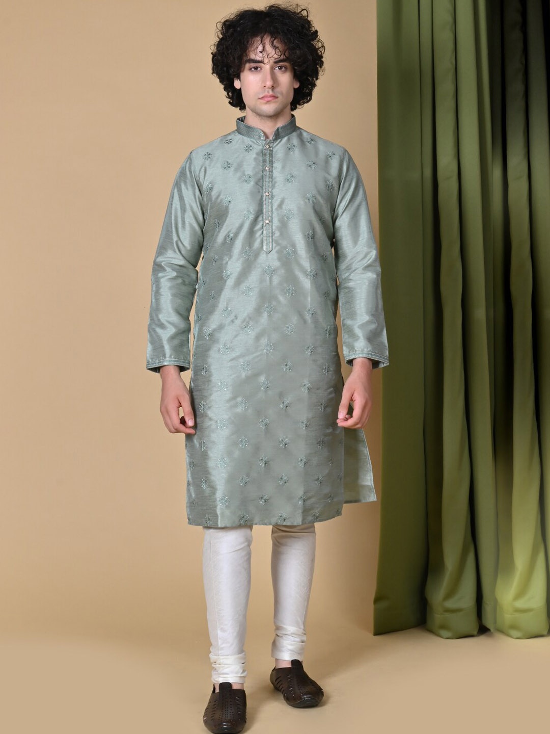 

MAAHI FABS Floral Embroidered Jacquard Weave Thread Work Straight Kurta, Green