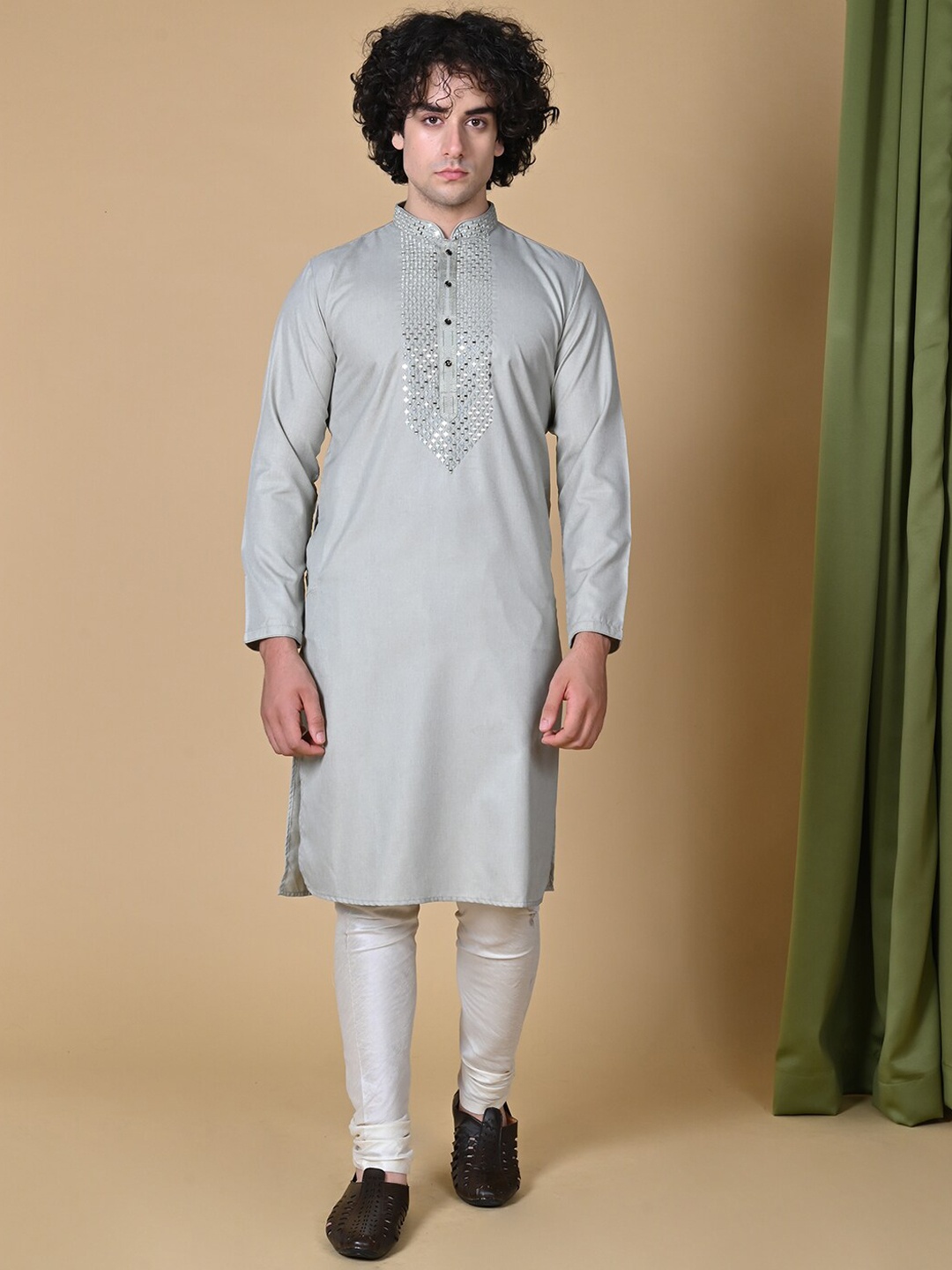 

MAAHI FABS Mandarin Collar Mirror Work Straight Kurta, Silver