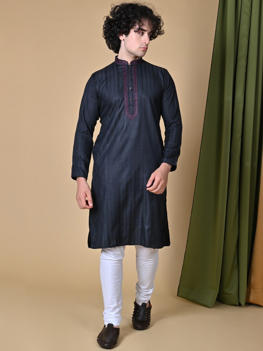 

MAAHI FABS Striped Jacquard Straight Kurta, Black