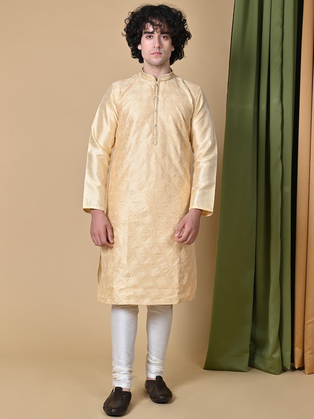 

MAAHI FABS Ethnic Motifs Embroidered Mandarin Collar Straight Kurta, Gold