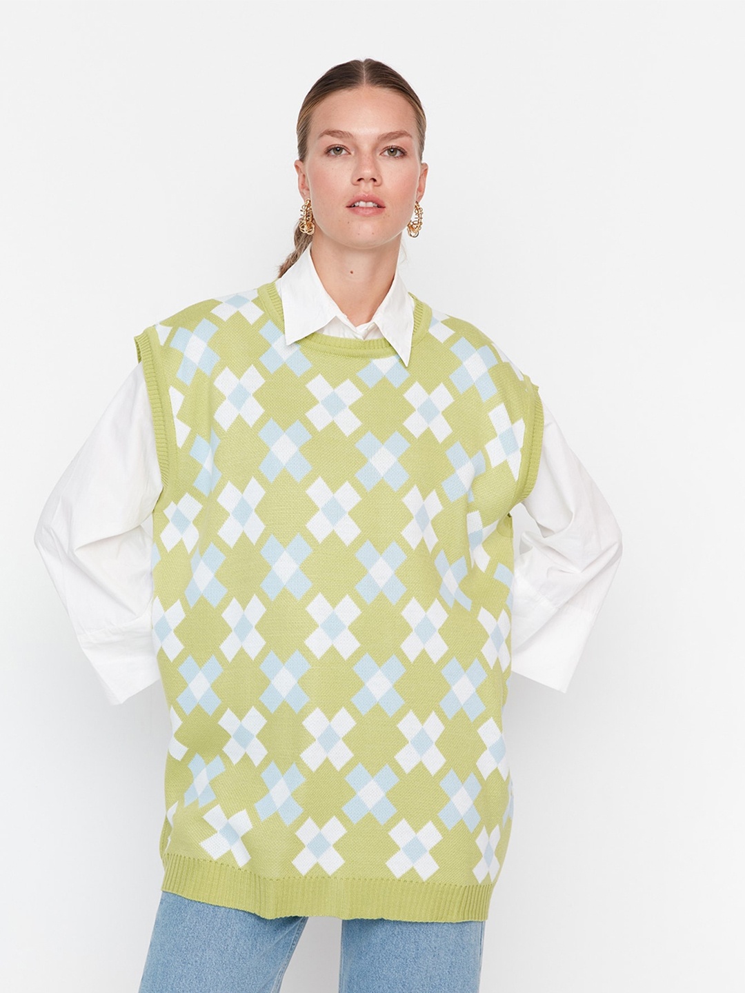 

Trendyol Geometric Printed V-Neck Sleeveless Acrylic Sweater Vest, Green