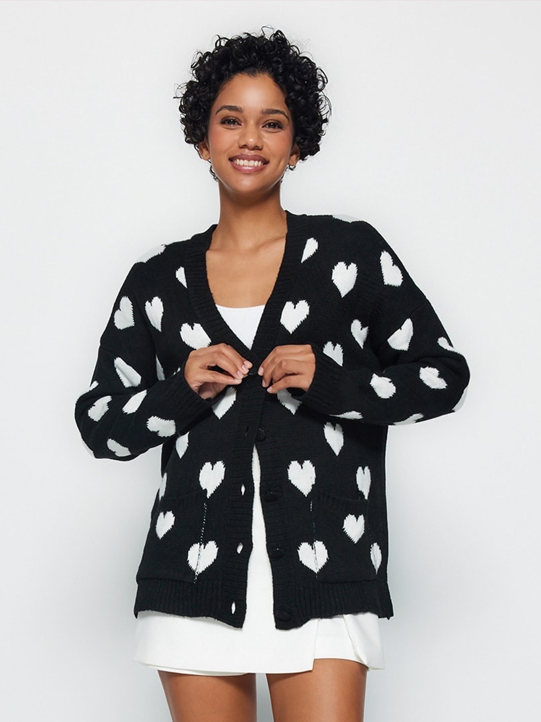 

Trendyol Conversational Printed V-Neck Cardigan Sweaters, Black