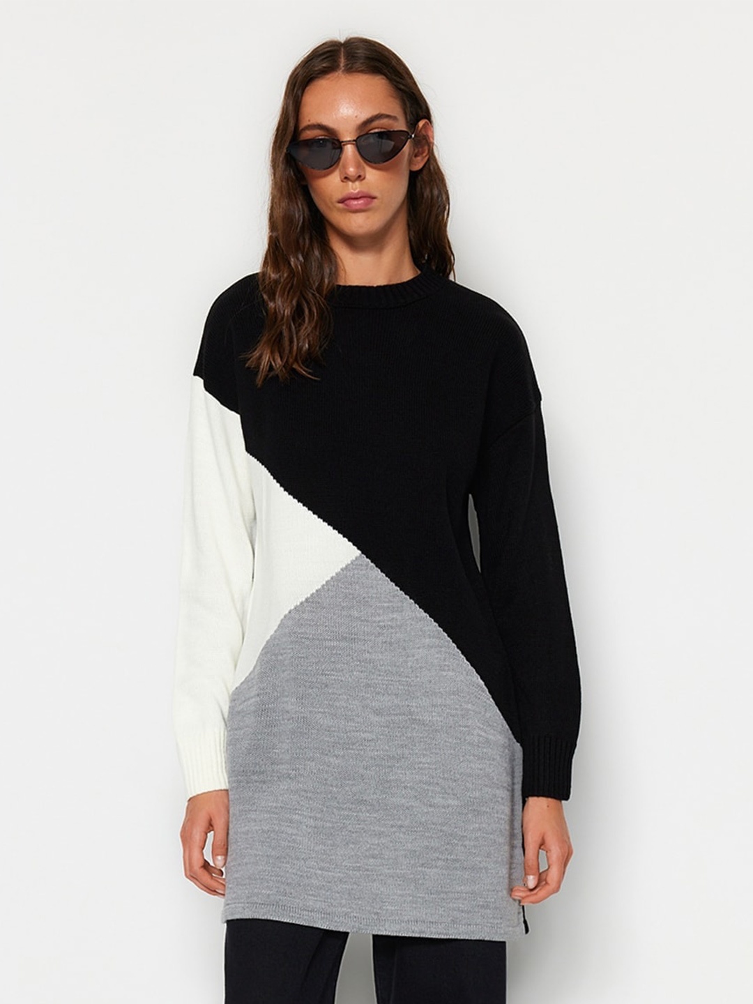 

Trendyol Colourblocked Acrylic Longline Pullover, Black