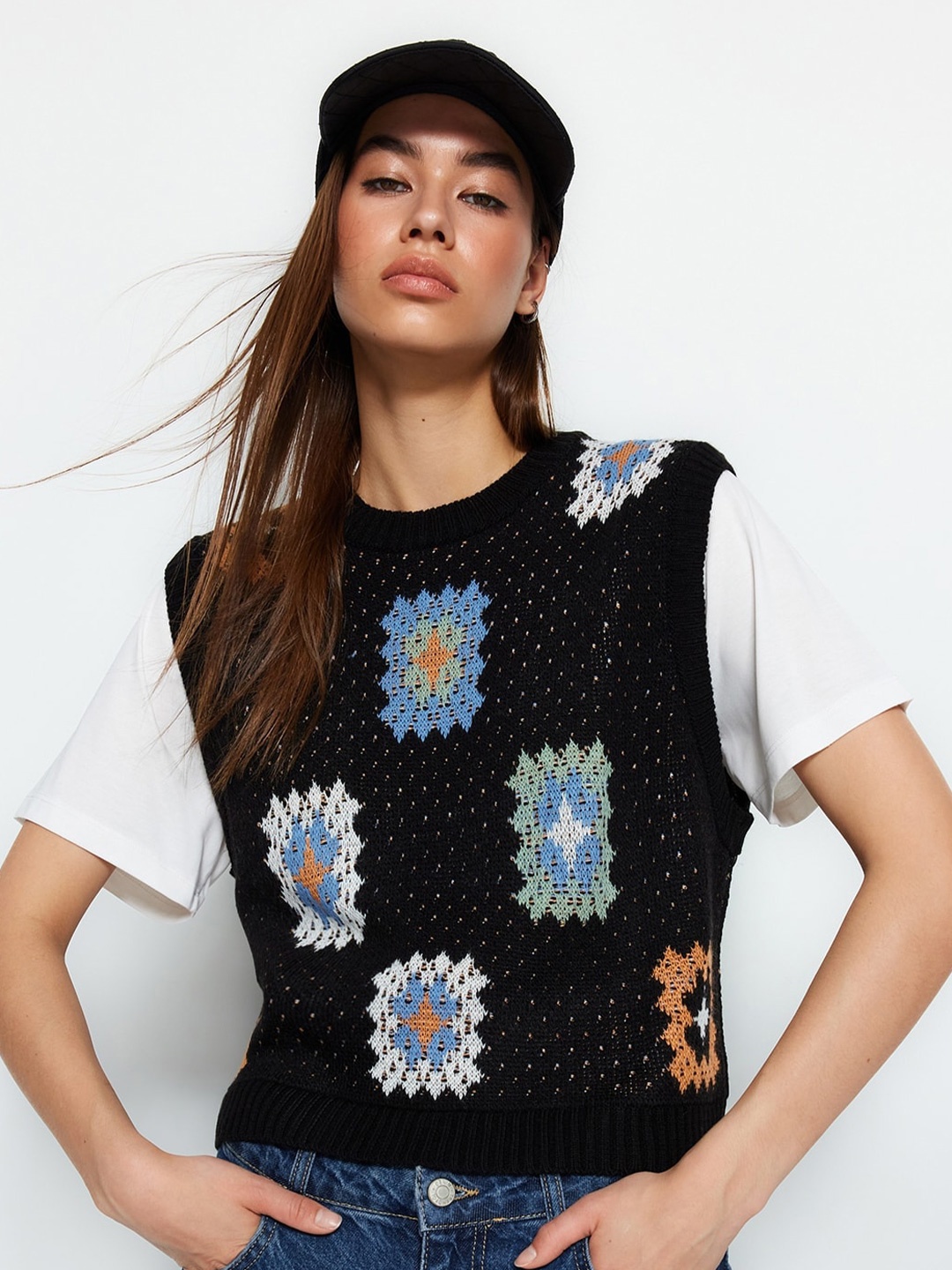 

Trendyol Geometric Crop Sweater Vest, Black