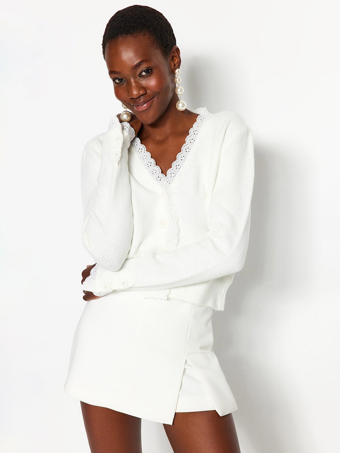 

Trendyol Acrylic V-Neck Crop Cardigan, White