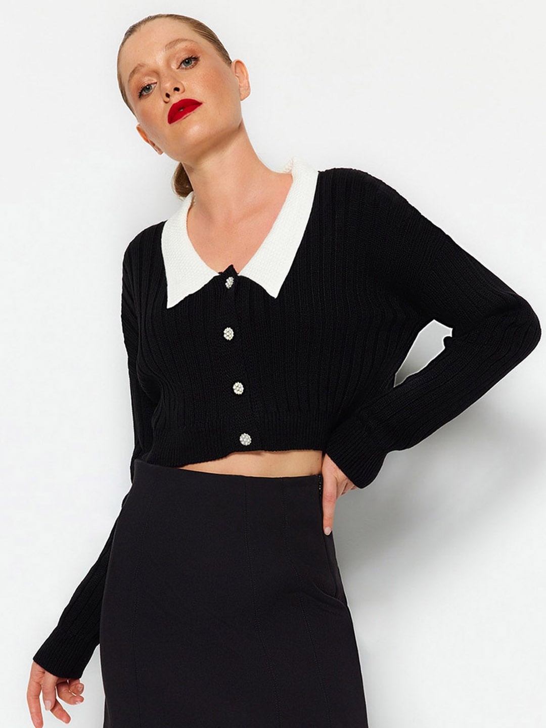 

Trendyol Spread Collar Drop-Shoulder Sleeves Crop Cardigan, Black