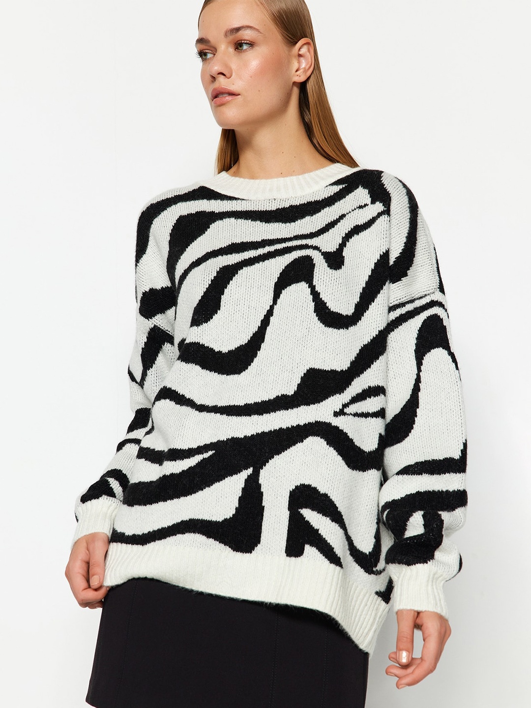 

Trendyol Abstract Printed Round Neck Pullover, Black