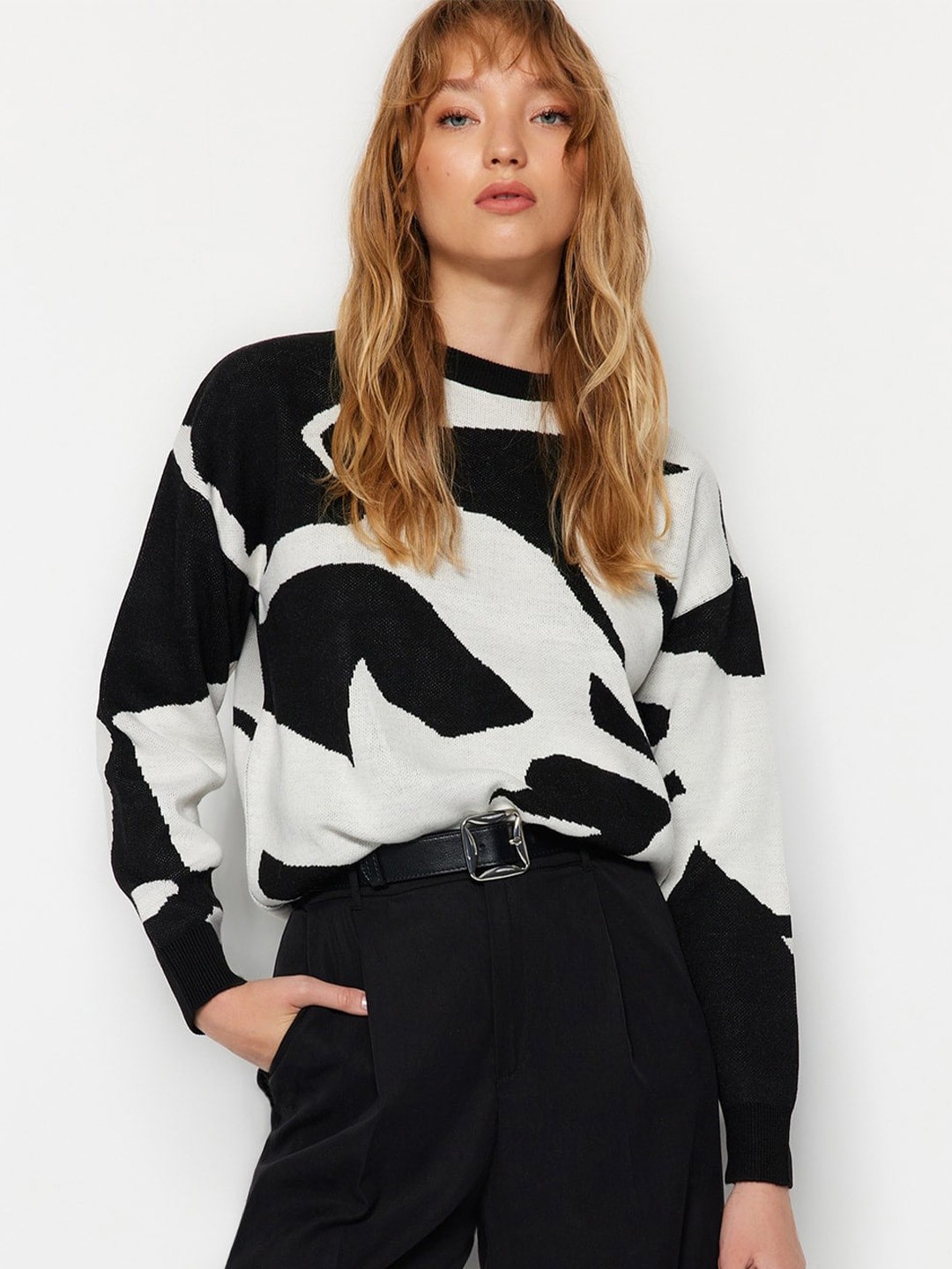 

Trendyol Abstract Printed Round Neck Pullover, White