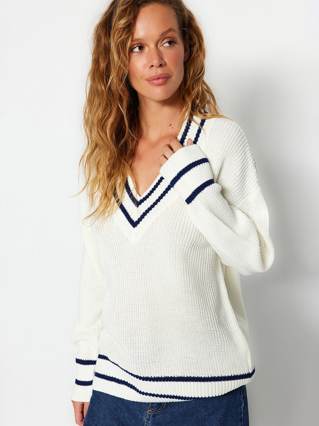 

Trendyol V-Neck Pullover Sweaters, White