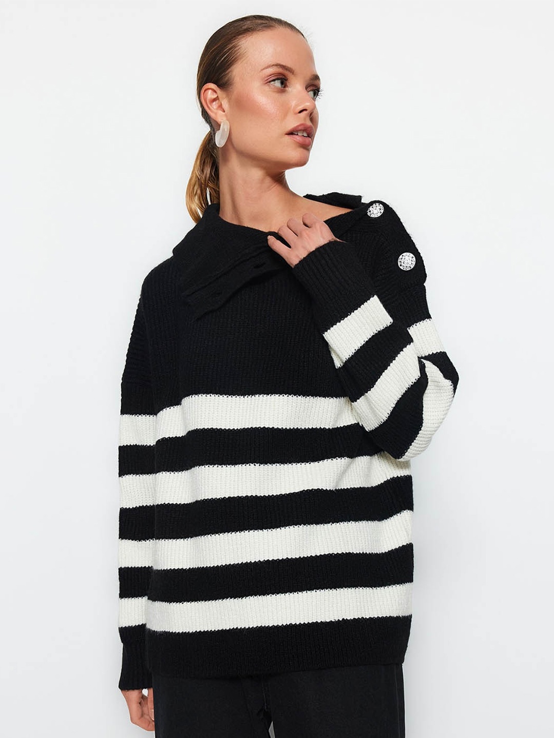

Trendyol Striped Shawl Collar Drop-Shoulder Sleeves Pullover Sweaters, Black