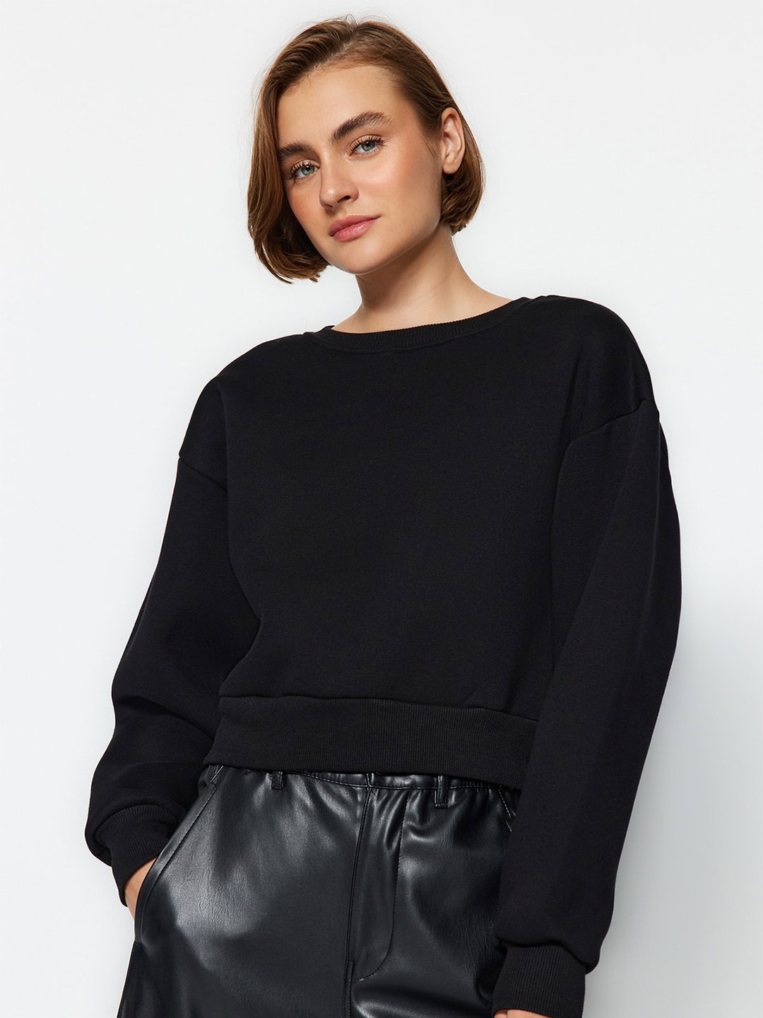 

Trendyol Round Neck Crop Pullover Sweatshirt, Black