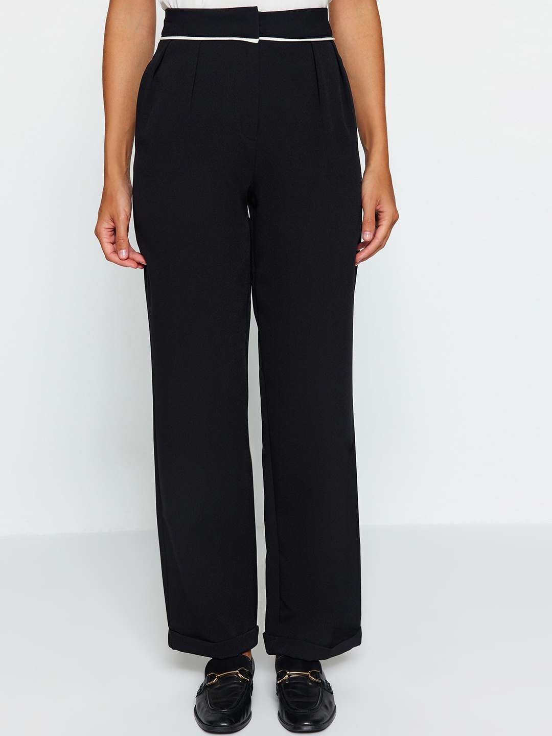 

Trendyol Women Mid Rise Plain Pleated Trousers, Black