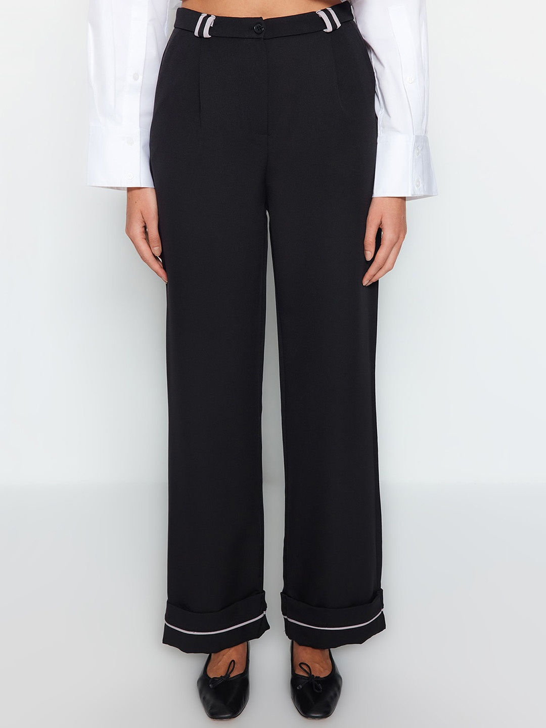 

Trendyol Women Mid-Rise Regular Trousers, Black