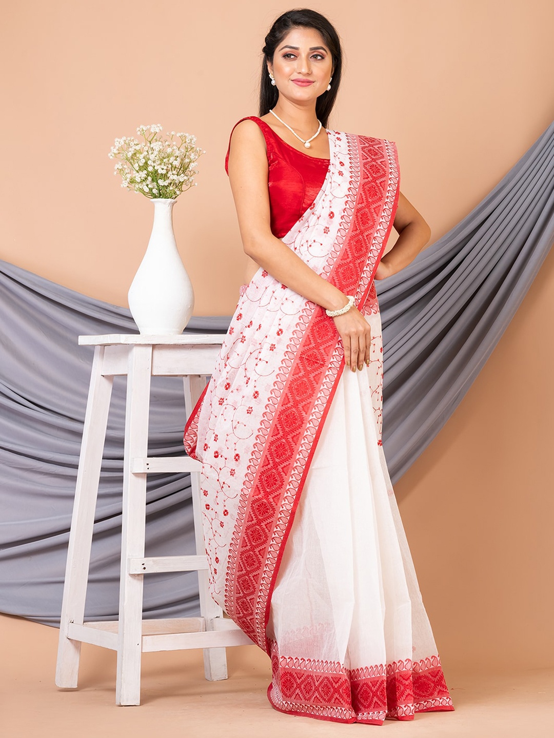 

Laa Calcutta Woven Design Pure Cotton Taant Saree, White