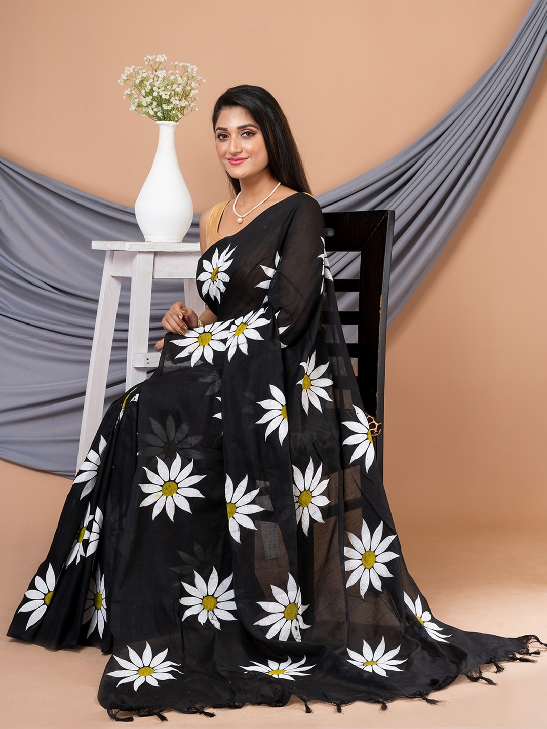 

Laa Calcutta Floral Printed Pure Cotton Saree, Black