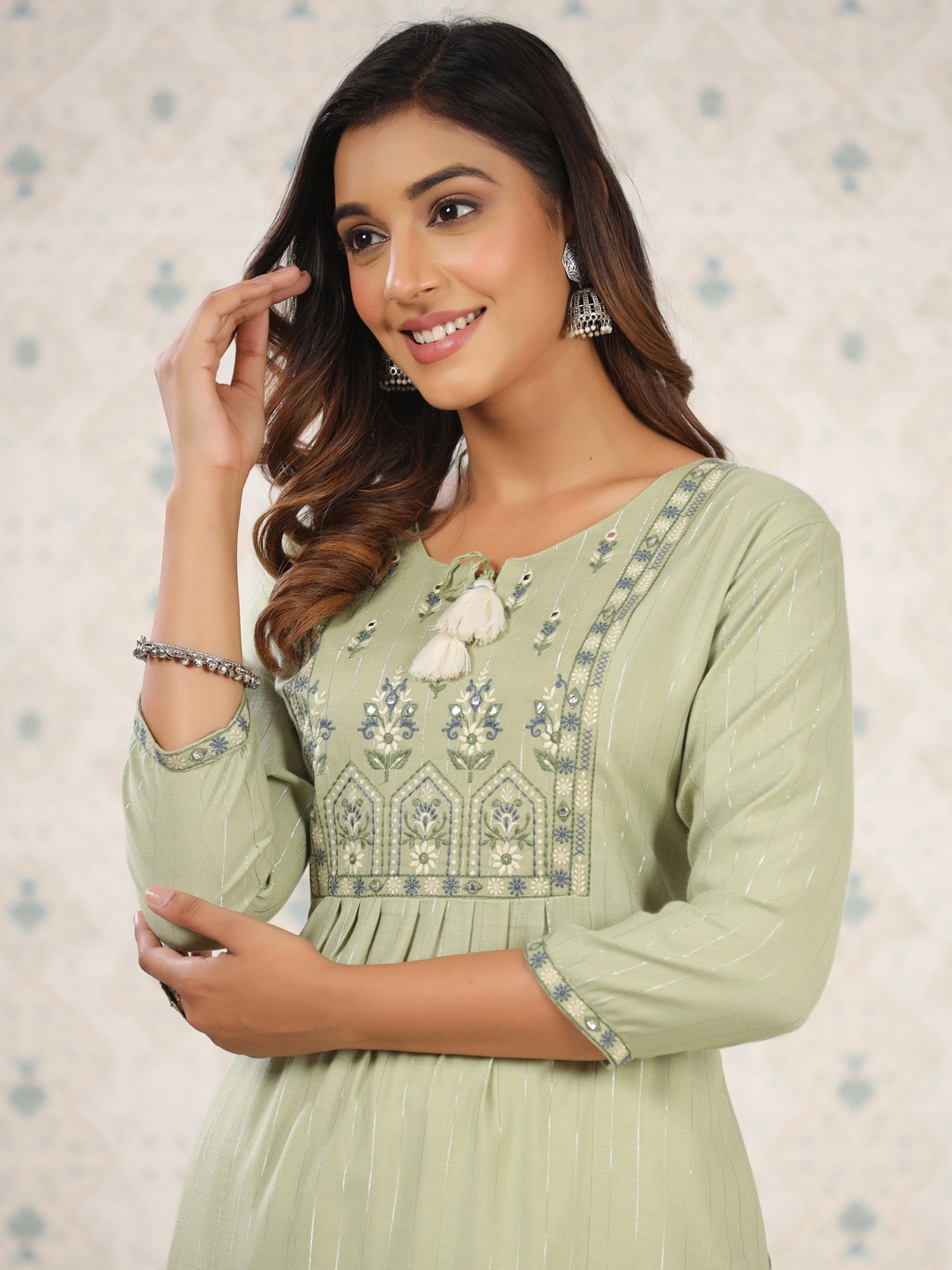 

Ode by House of Pataudi Floral Embroidered Straight Kurta with Trousers, Green