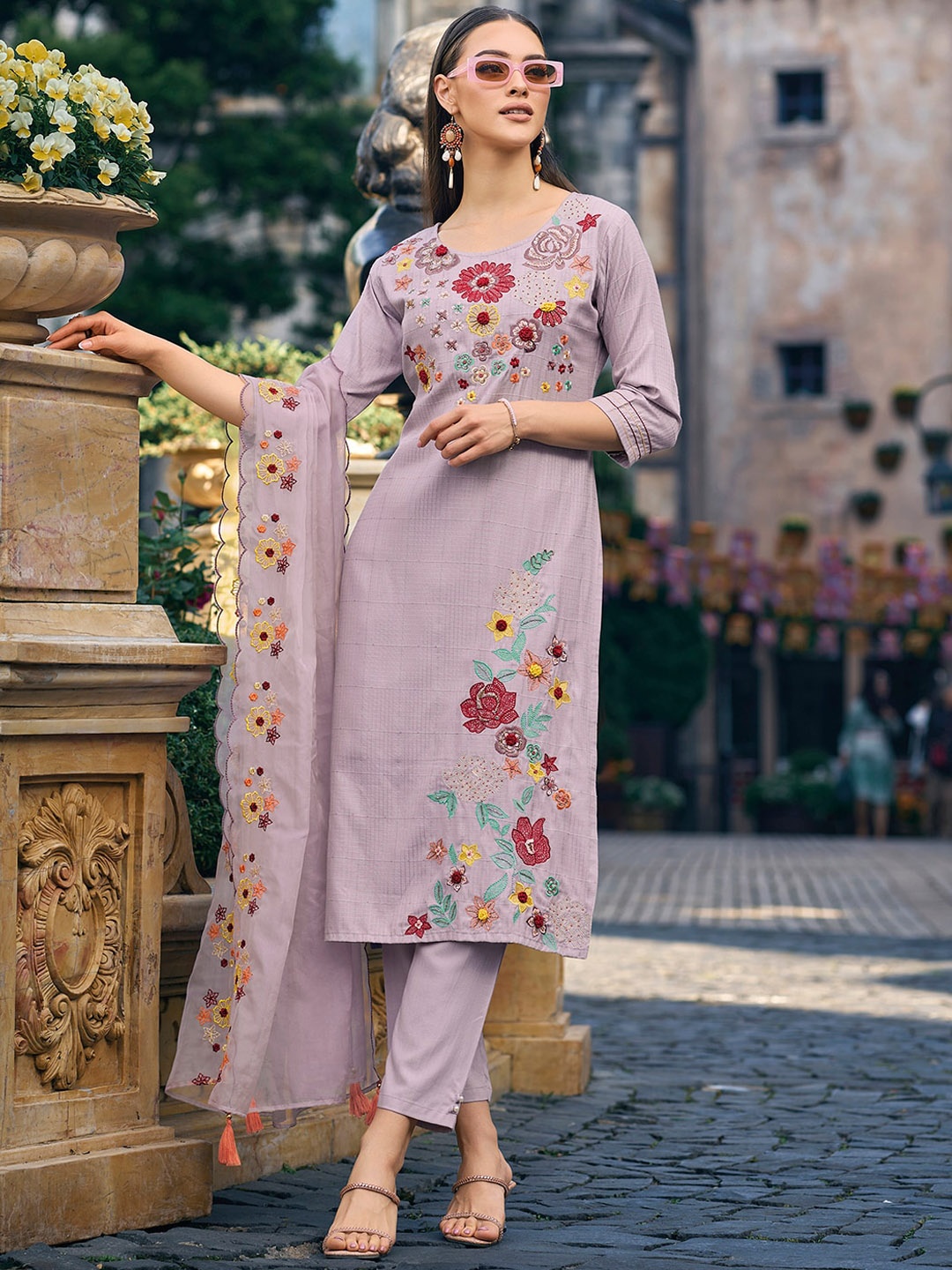 

Indo Era Floral Embroidered Regular Thread Work Kurta With Trousers & Dupatta, Lavender