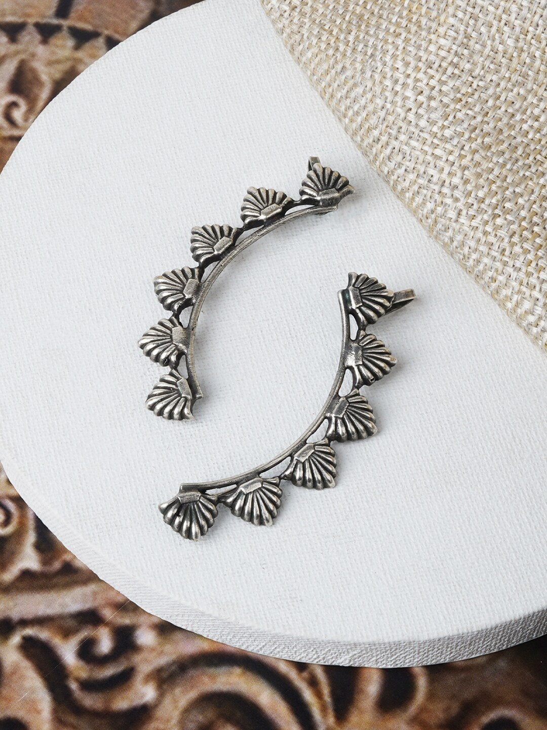

TEEJH Silver-Plated Oxidised Earcuff