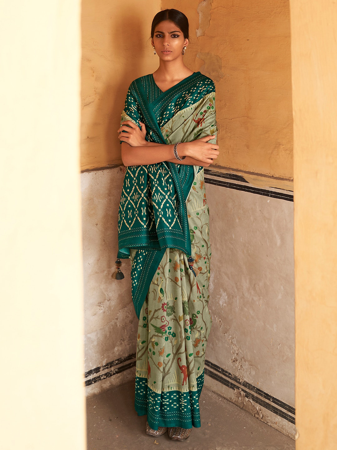 

Mitera Sea Green & Cream-Coloured Ethnic Motifs Printed Bagru Saree