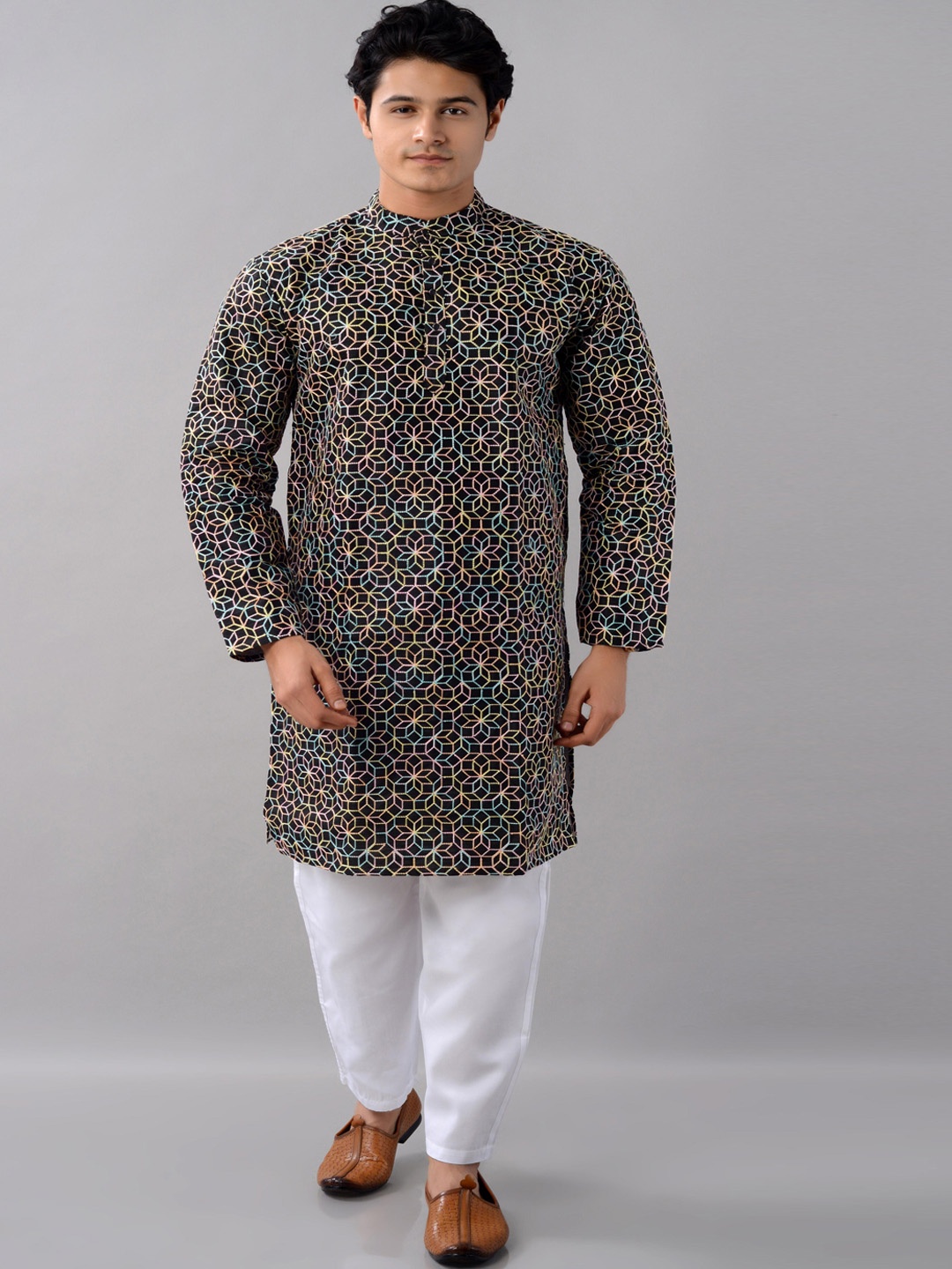 

VILLAIN Geometric Embroidered Band Collar Straight Kurta with Pyjamas, Black