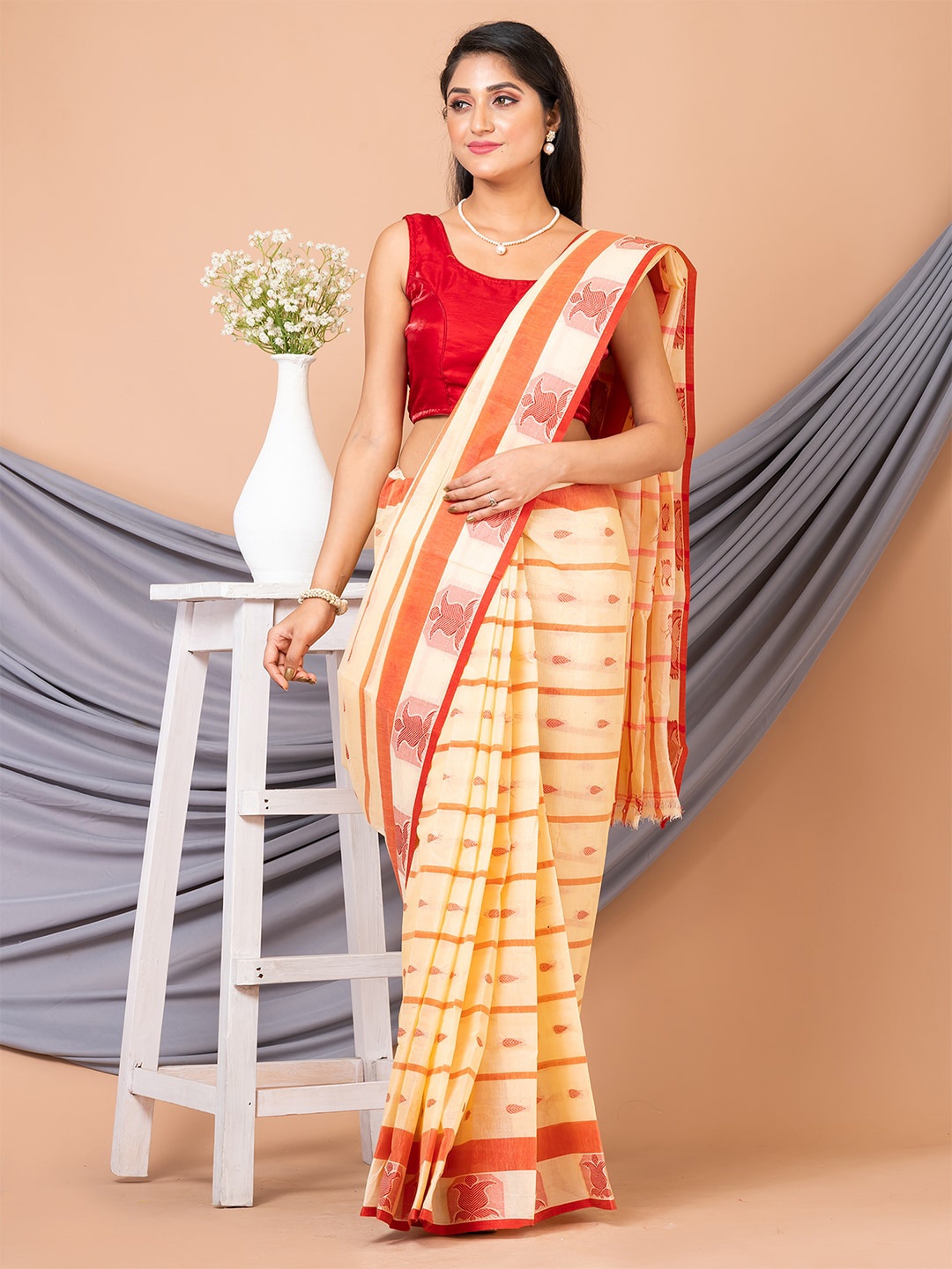 

HOUSE OF ARLI Beige & Red Woven Design Pure Cotton Taant Saree