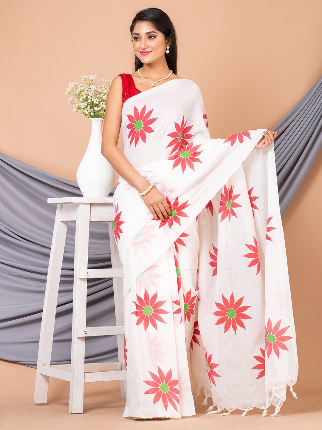 

HOUSE OF ARLI Floral Printed Pure Cotton Saree, White