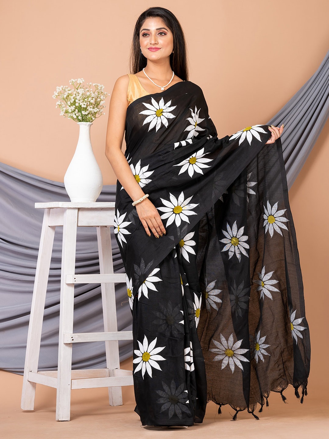 

HOUSE OF ARLI Floral Printed Pure Cotton Saree, Black