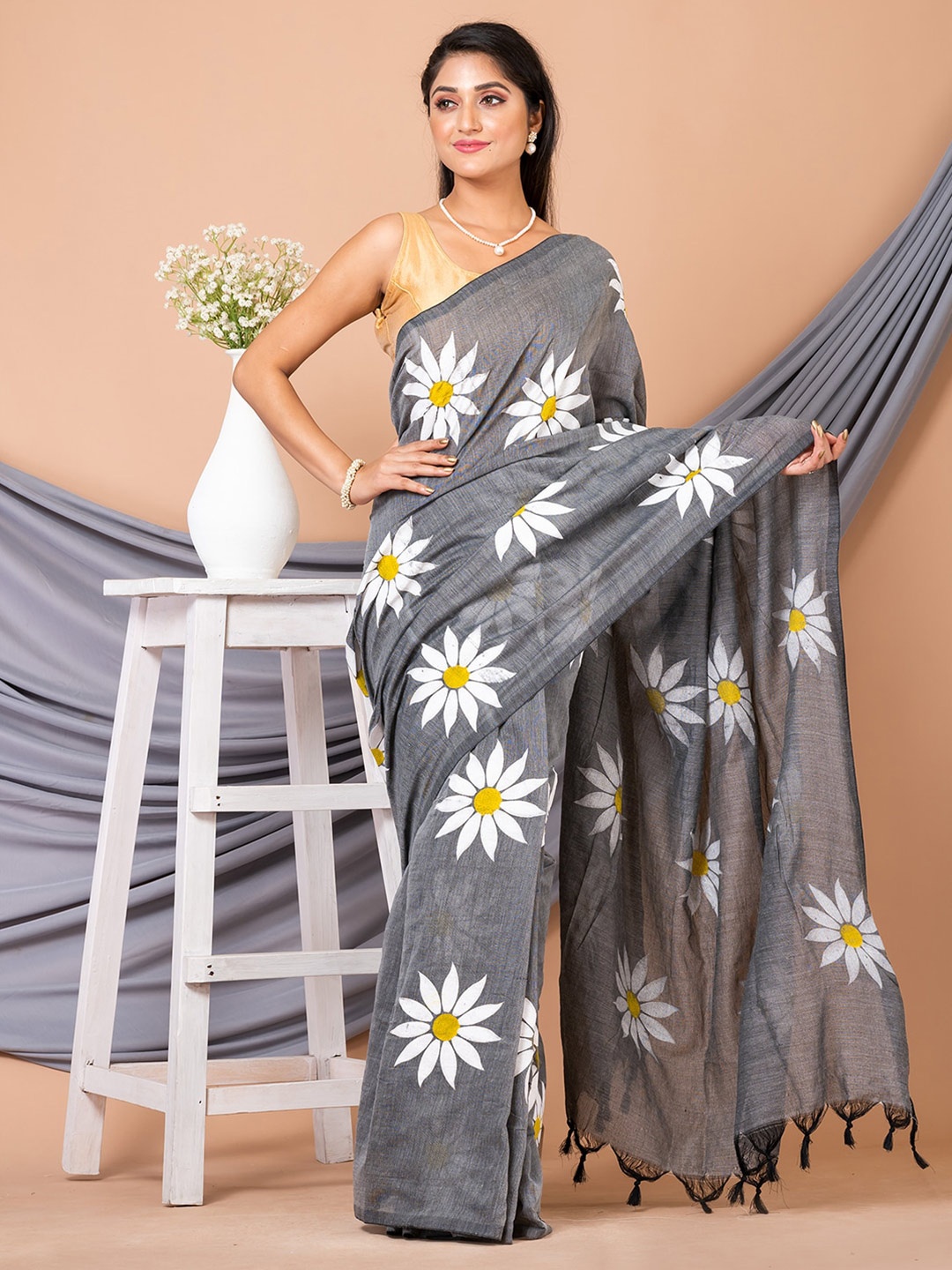 

HOUSE OF ARLI Floral Printed Pure Cotton Saree, Grey