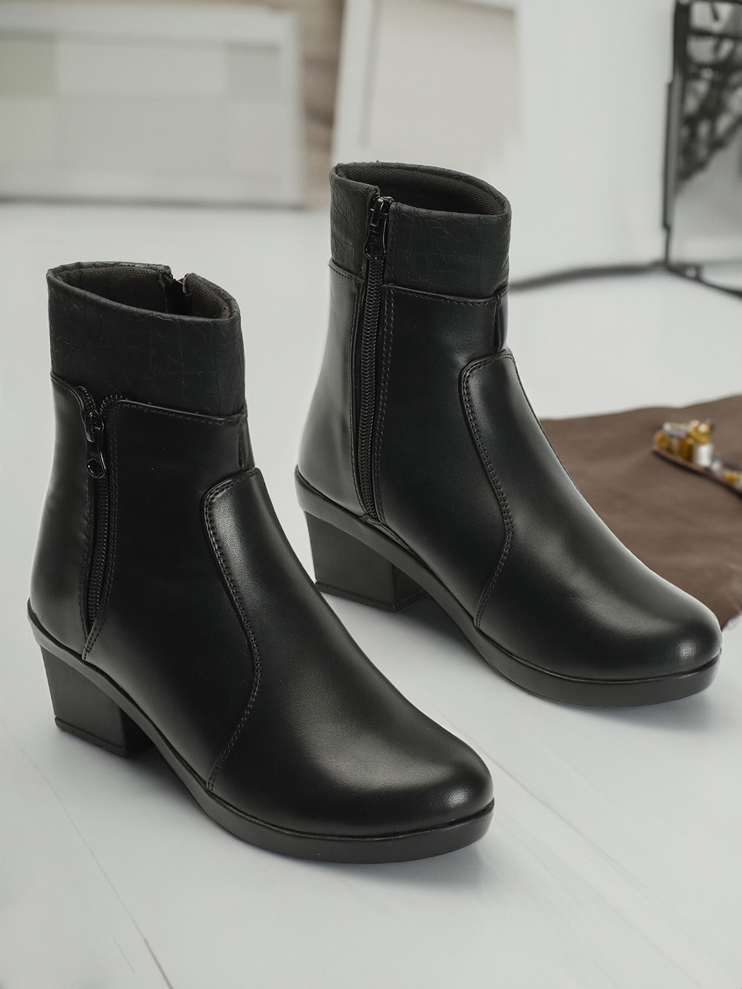 

The Roadster Lifestyle Co. Black Women Mid-Top Regular Boots