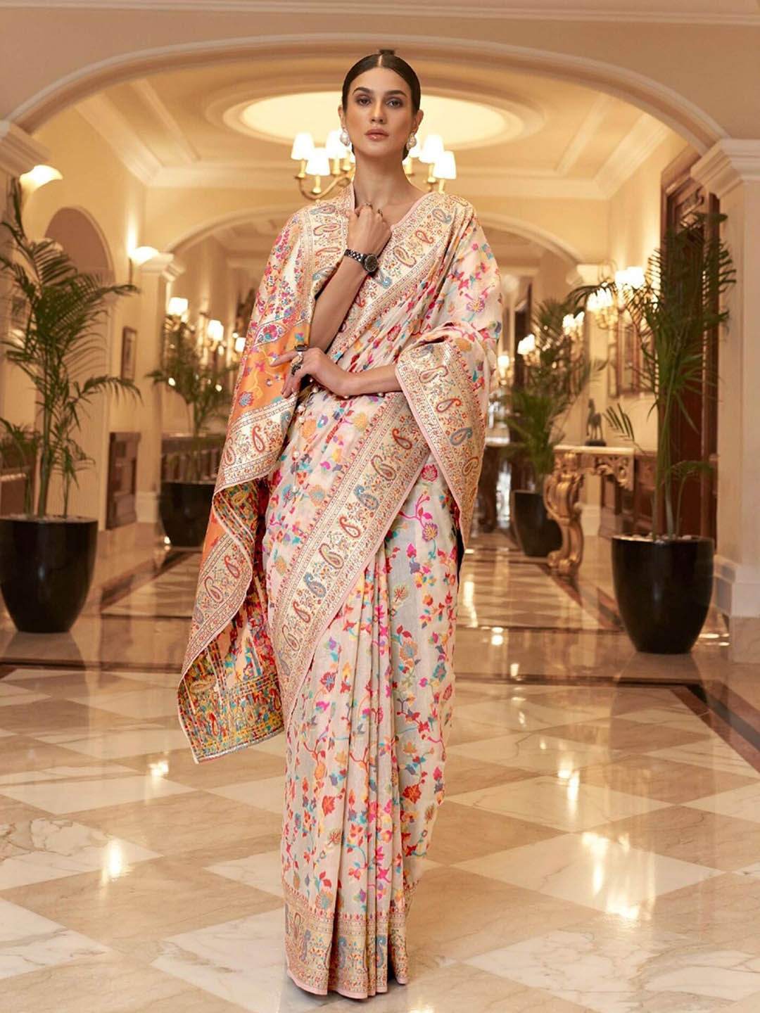 

GAJARAI Cream-Coloured & Gold-Toned Woven Design Zari Banarasi Saree