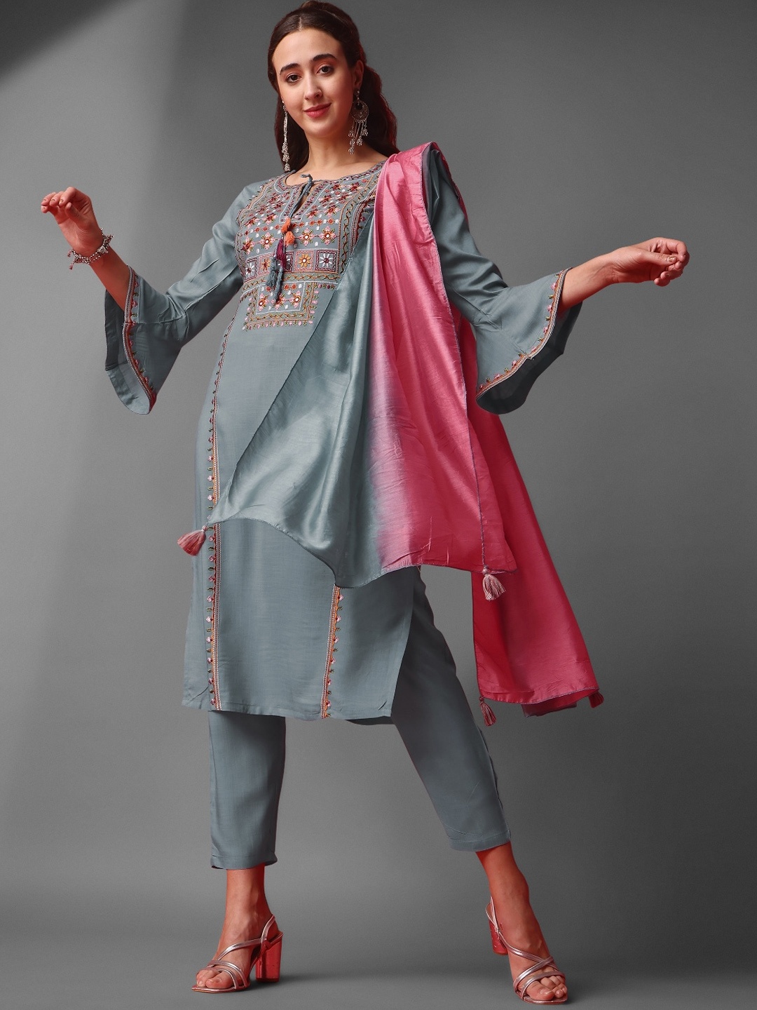 

JAPNAAM Ethnic Motifs Yoke Design Regular Thread Work Kurta with Trousers & With Dupatta, Grey