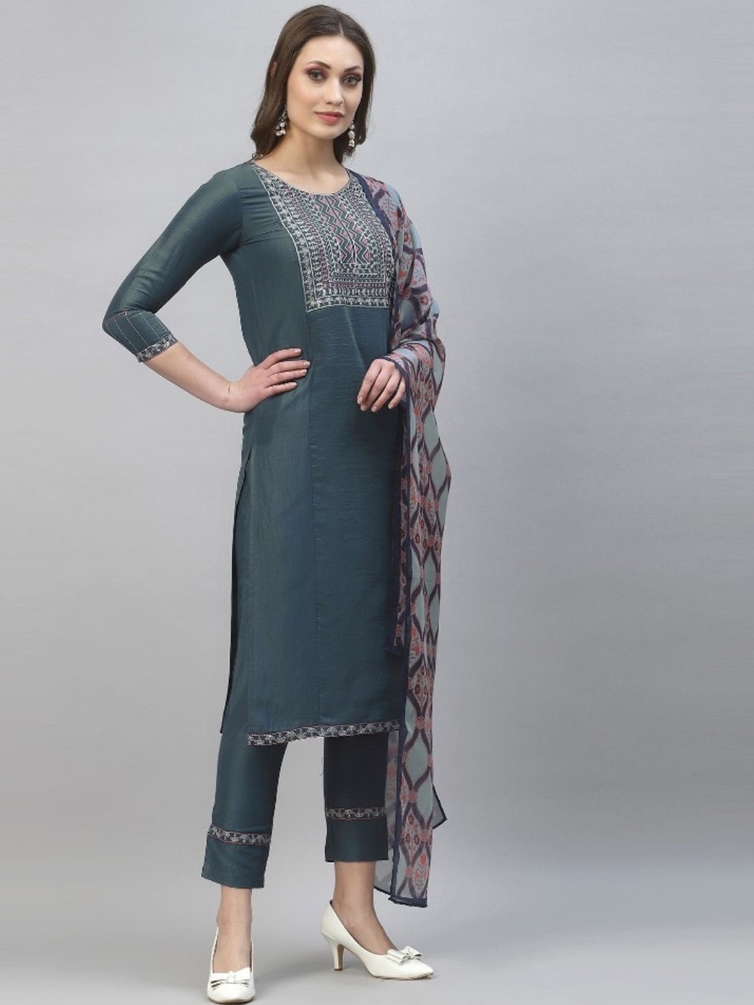 

JAPNAAM Ethnic Motifs Yoke Design Thread Work Straight Kurta & Trousers With Dupatta, Grey
