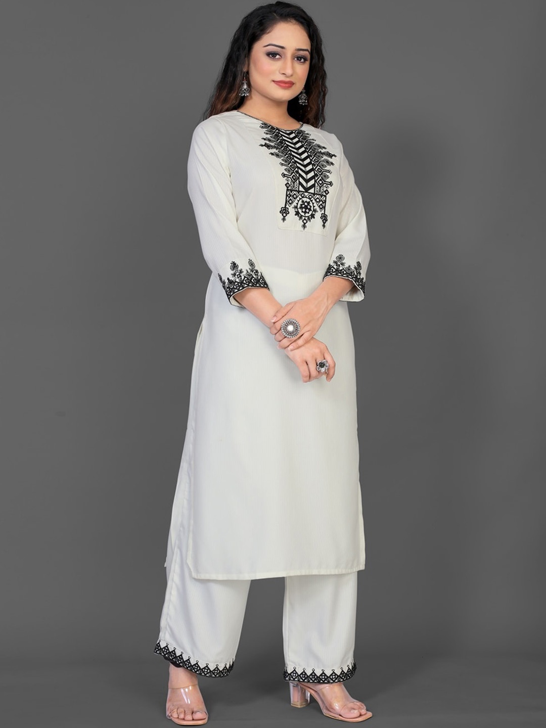 

JAPNAAM Ethnic Motifs Yoke Design Thread Work Straight Kurta & Trousers With Dupatta, Off white