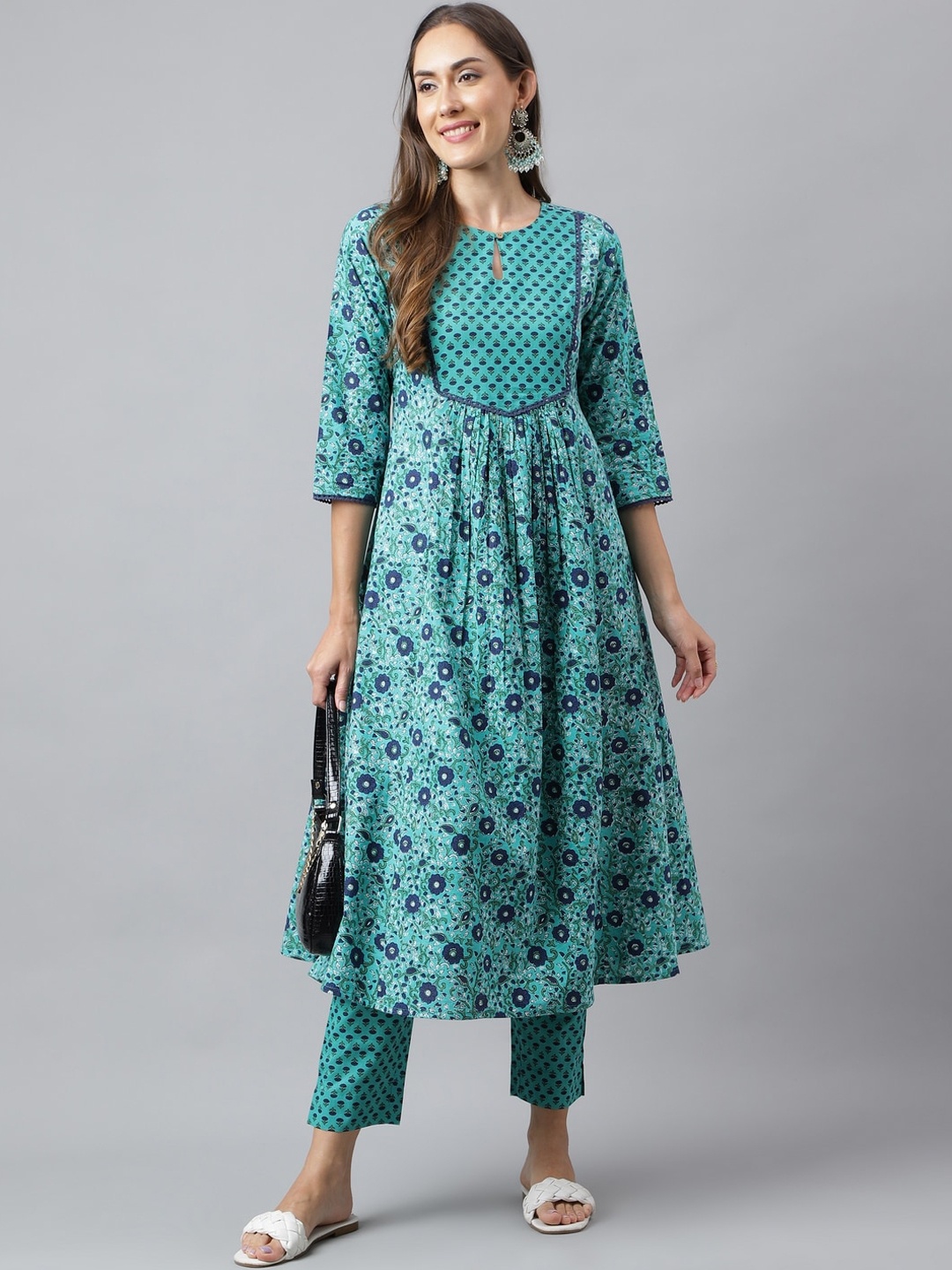

Janasya Floral Printed Keyhole Neck Pure Cotton Kurta With Trousers, Green