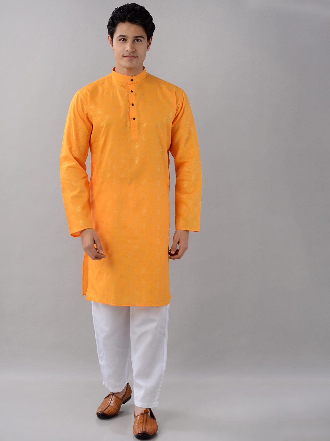 

VILLAIN Ethnic Motifs Printed Mandarin Collar Kurta With Pyjamas, Yellow