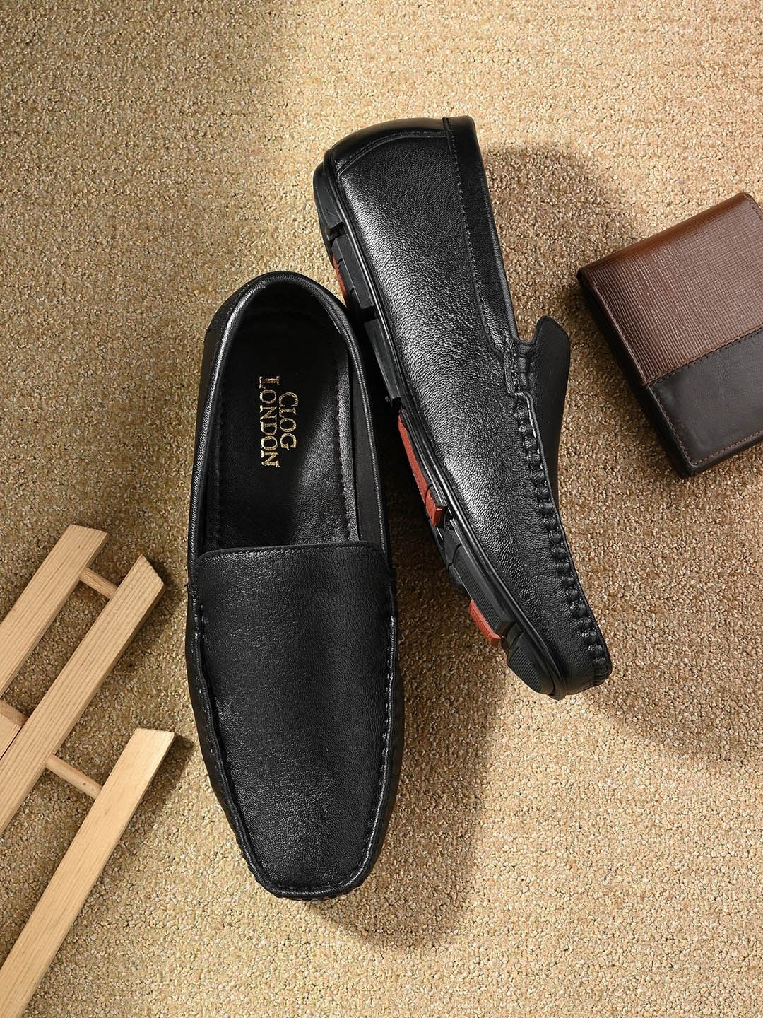 

CLOG LONDON Men Textured Leather Loafers, Black
