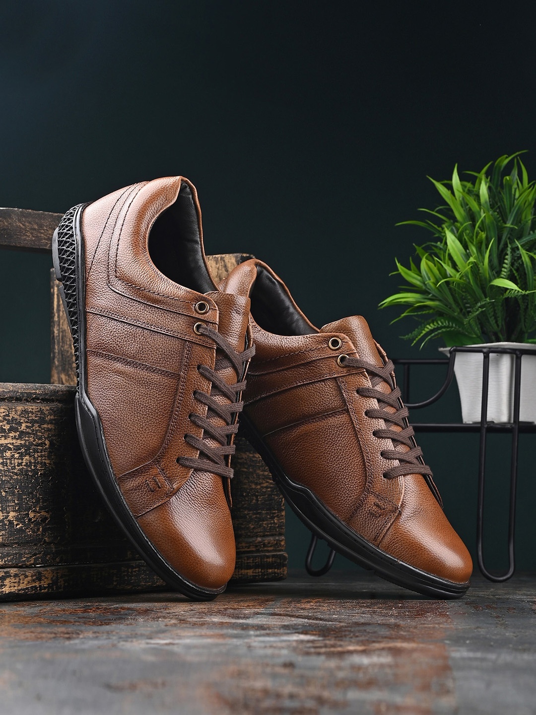 

CLOG LONDON Men Textured Leather Sneakers, Brown