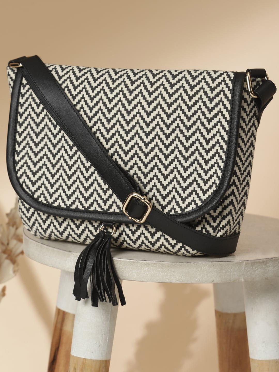 

DEEBACO Abstract Printed Sling Bag, Off white