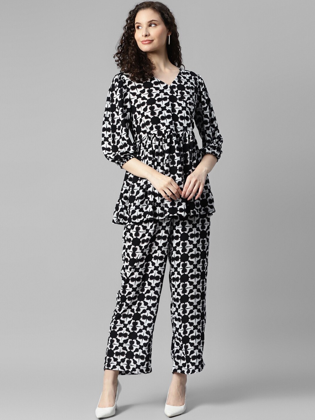 

DEEBACO Dyed V-Neck Top With Trousers, White