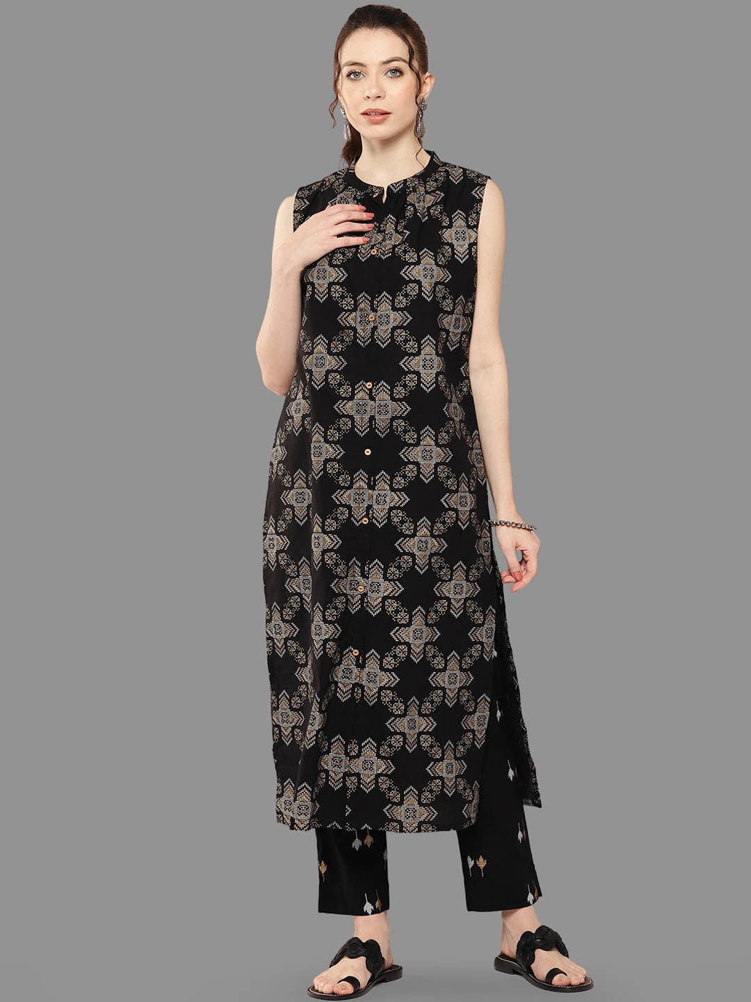 

Janasya Geometric Printed Mandarin Collar Sleeveless Pure Cotton Kurta With Trousers, Black