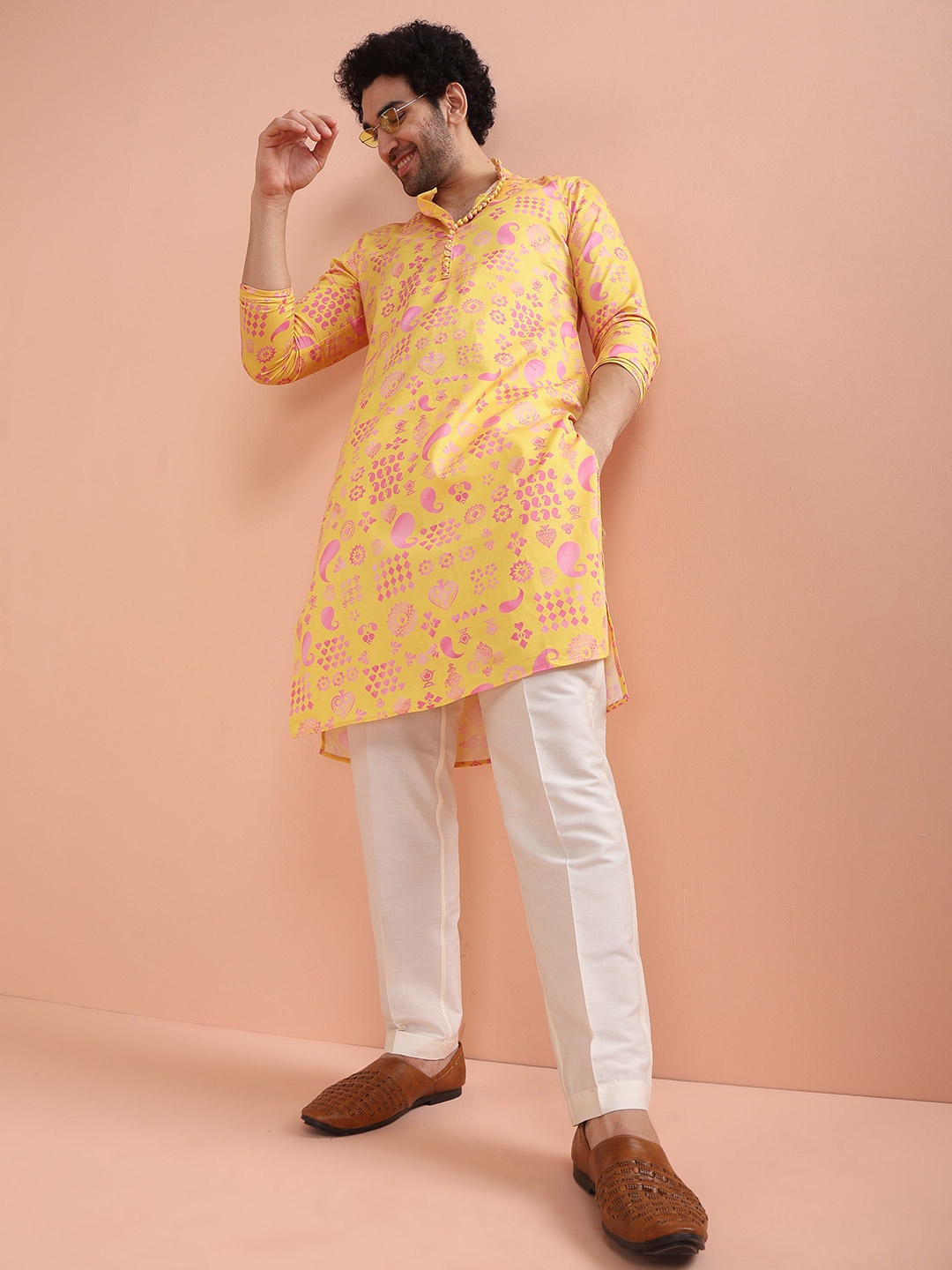 

KISAH Paisley Printed Mandarin Collar Kurta With Trousers, Yellow