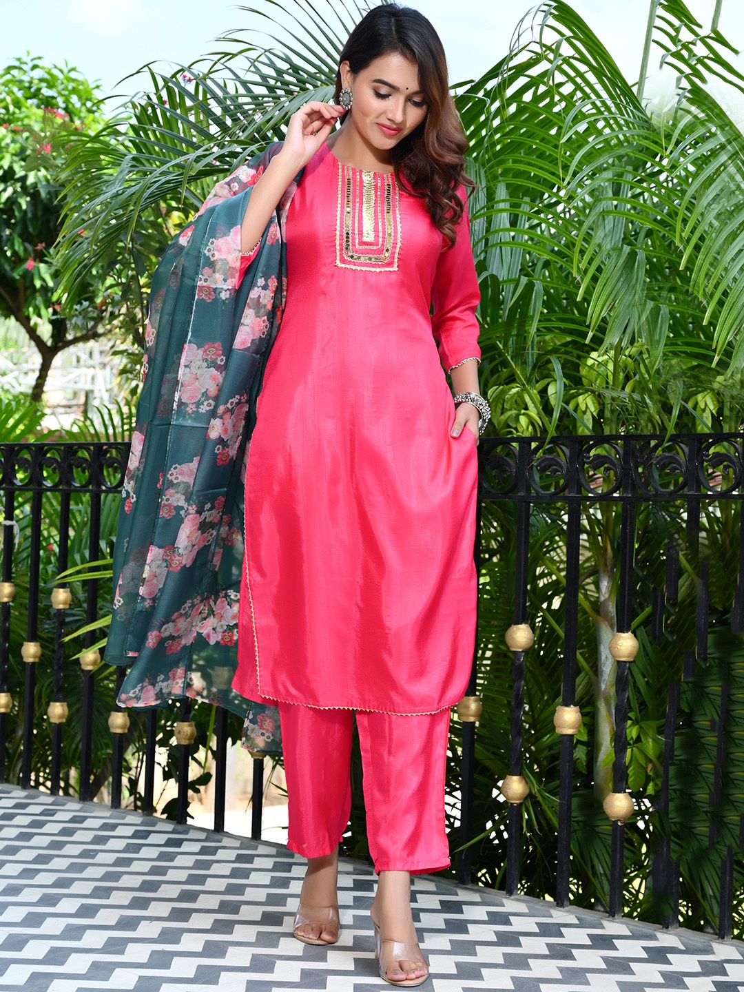 

V TRADITION Gotta Patti Kurta With Trousers & Dupatta, Pink