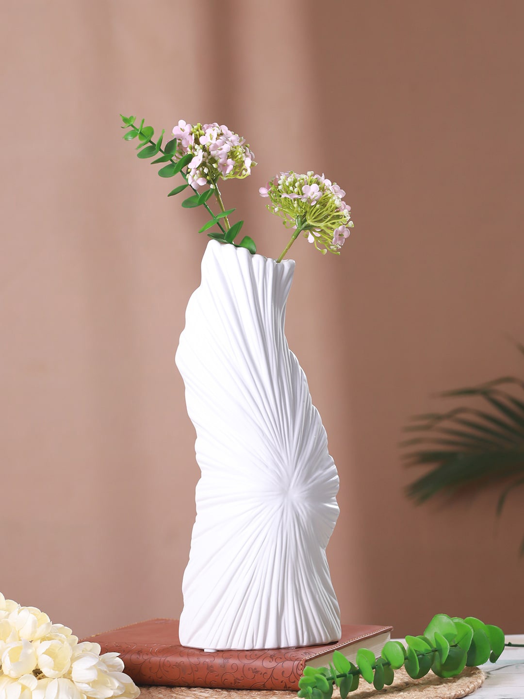 

TIED RIBBONS White Geometric Ceramic Flower Vase