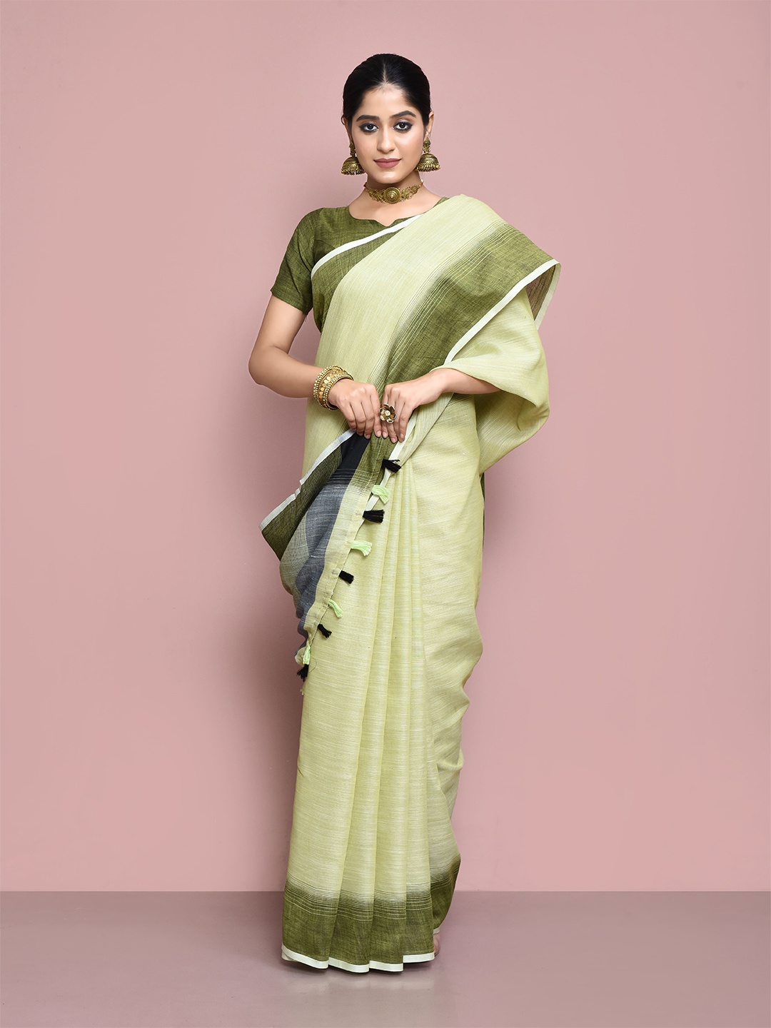 

elora Green & White Linen Blend Saree